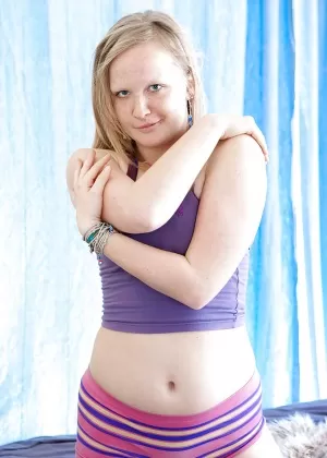 Блондинка-любительница Джинджер снимает трусики и штаны для йоги, чтобы позировать обнаженной