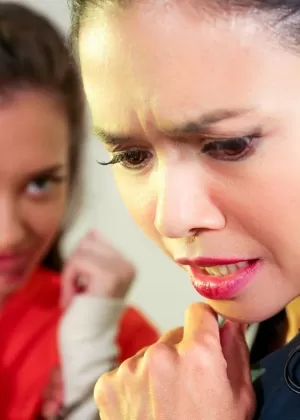 Более 30-летняя женщина-полицейский Хлоя Фэй расстегивает молнию, чтобы позировать обнаженной в одиночестве