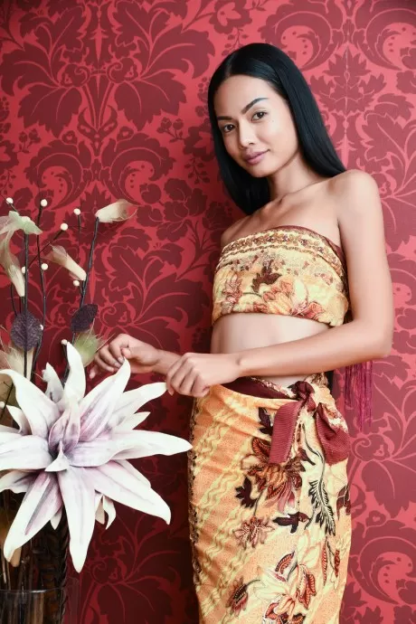 Стройная молоденькая азиатка Маген показывает свои сиськи в форме чашечки во время позирования в обнаже 1