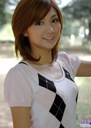 Молодая японская девушка с рыжими волосами показывает свое нижнее белье под юбкой