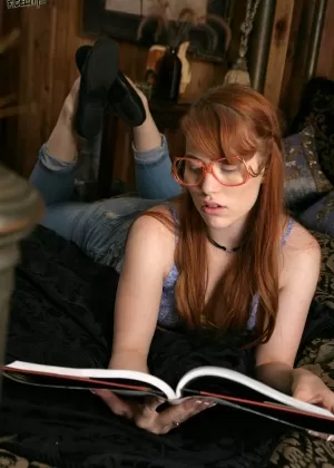 Симпатичная рыжеволосая зануда Гвен Старк читает свои книги, позирует и дразнится