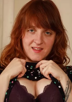 Брюнетка с большими сиськами Валерия Блу показывает свое уродливое лицо крупным планом