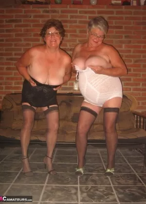 Буби демонстрирует свои огромные сиськи, когда сосет гораздо более молодой член в небрежных режимах