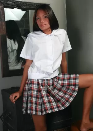 Непослушная азиатская школьница получает грубый трах пальцами в классе в качестве наказания