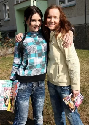 Молодые девушки снимают с себя джинсы перед первым лесбийским сексом