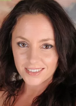 Брюнетка соло девушка Ванесса Энджел обнажает шикарную молодую задницу во время стриптиза