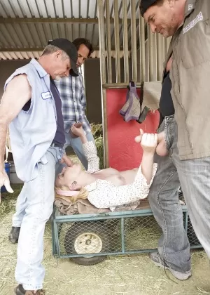 Британские шлюшки Тара и Талия принимают участие в групповухе вместе с другой девушкой