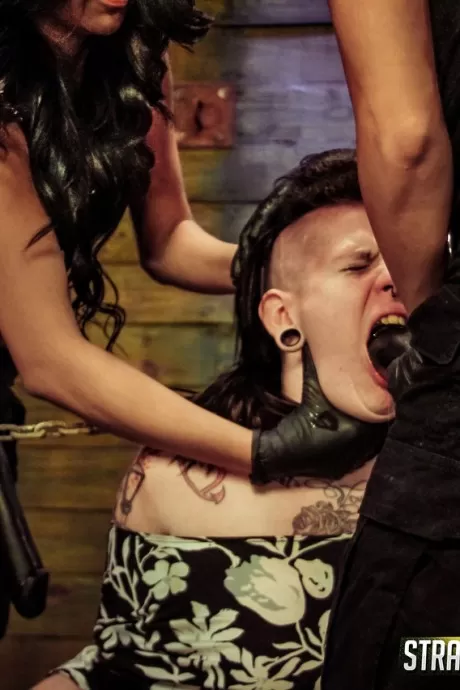 Татуированную альт-девушку поджаривают на вертеле лесбиянки со страпонами в подземелье