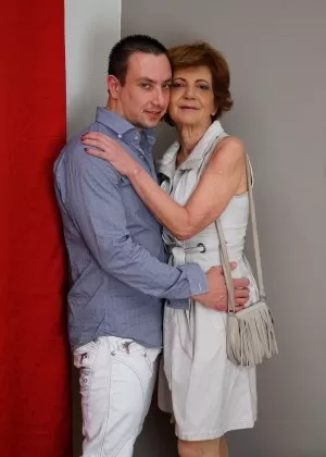 Распутная латиноамериканка пума с бритой пиздой развлекается грязными забавами на заднем сиденье