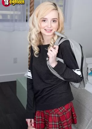 Молодая блондинка Лекси Лор возбуждается от большого члена после того, как ее раздели