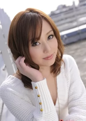 Японская модель Миина Йошихара носит крестик, демонстрируя юбку без трусиков