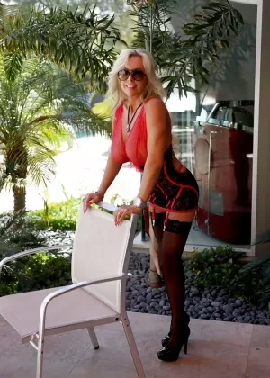 Пышногрудая милфа Сандра Оттерсон и ее завораживающе сладкие сокровища