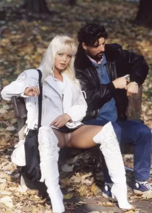 Порнозвезды Черри Ли и Даниэлла Раш играют с молоком во время жесткого секса