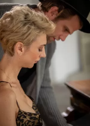 Брюнетка пума трахается в розовых носках со своим личным тренером