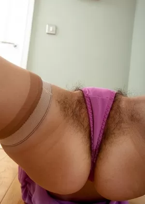 Гламурная милфа Тиффани растягивает свой волосатый бобер и показывает его крупным планом