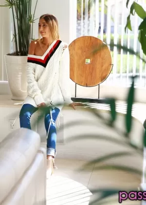 Sweet Jewels Vega снимает нижнее белье для премиальной сольной игры