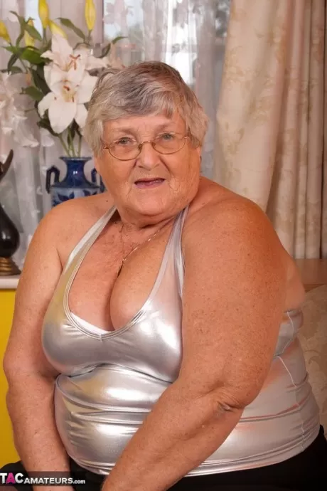 Старая толстая бабуля Либби мастурбирует вибратором в колготках без промежности