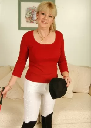 Непослушная зрелая блондинка раздевается и обнажает свои соблазнительные изгибы