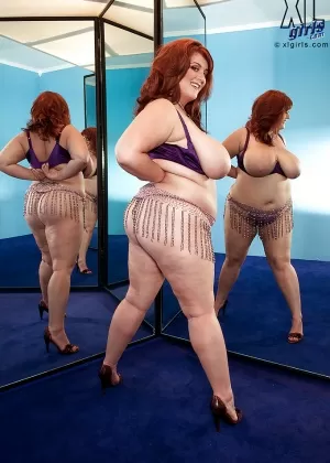 Рыжеволосая толстушка Джейд Паркер раздевается и набивает свою киску огромной игрушкой