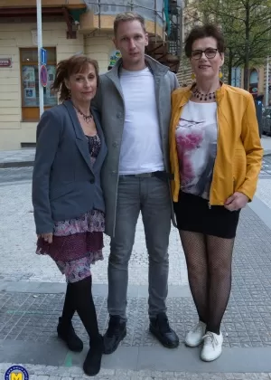 Зрелые дамы кончают на свои сиськи после секса втроем с молодым парнем