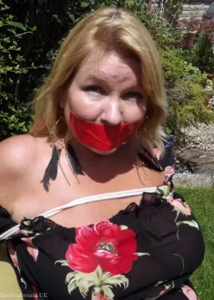 Голая толстушка терпит пытки грудью, будучи связанной веревкой