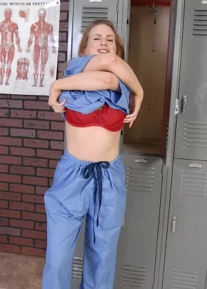 Сексуальная грудастая Алана Рей в униформе медсестры дразнит огромным декольте в сексуальном лифчике