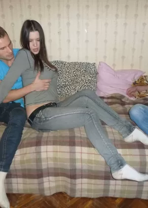 Девушка-подросток трахается с парнем за деньги, пока ее парень наблюдает за происходящим