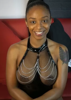 Чернокожая модель Алисия Роудс позирует в прозрачном топе и ботинках выше колена