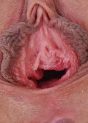 Крошечная азиатская болельщица Мини лижет член проколотым язычком в милых трусиках