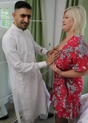 Британскую бабушку Лейси Старр трахает мальчик-мусульманин на ее кровати