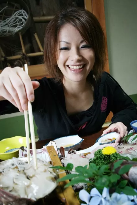 Рыжеволосая японка Саори ощупала свои подростковые сиськи после того, как обнажила свое нижнее белье