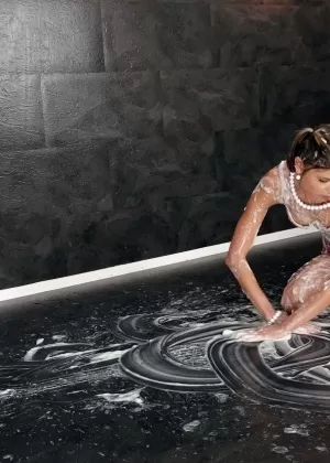 Симпатичный подросток обмазывается спермой через дырку славы в лифчике и трусиках