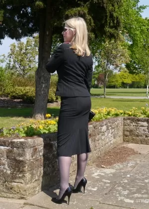 Высокая секретарша Евфрат снимает мини юбку чтобы позировать обнаженной на работе в нейлоновых чулках с подвязками