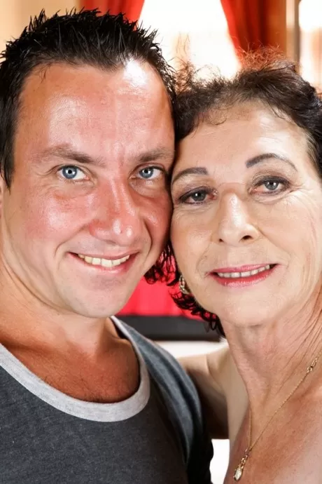 Возбужденная бабуля Пикси раздевается, чтобы прокатиться наездницей, и сосет член младшего, чтобы получить сперм 1