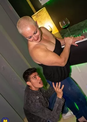 Чернокожая порнозвезда Кира Нуар снимает шорты, чтобы позировать голой в носках на открытом воздухе