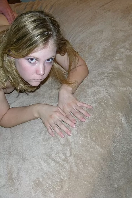 Молоденькая любительница делает глубокий минет члену перед тем, как трахнуться в бел 14