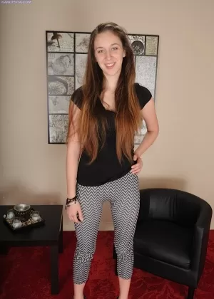 Длинноногая девушка Лейла Адамс впервые обнажает свое обнаженное подростковое тело