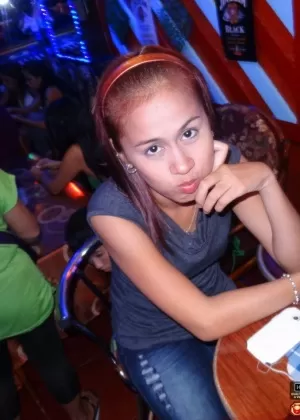 Блондинка-любительница Кейси Джордан снимает бикини и туфли на каблуках, чтобы позировать обнаженной во внутреннем дворике