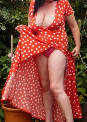 Грудастая британская леди Джуси Джейни демонстрирует свой полный куст во время чтения книги