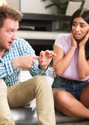 Грудастая латиноамериканка Вайолет Майерс трахает своего друга-мужчину после массажа шеи