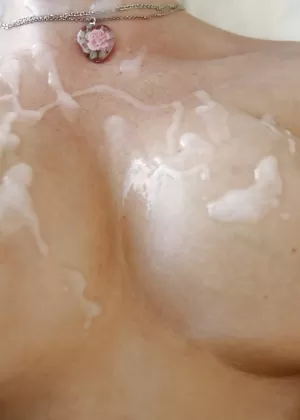 Евро мама Кэти Хевен делает минет большому члену, прежде чем кончить на огромные сиськи