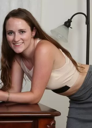 Любительская девушка-подросток в юбке до колен раздевается, чтобы позировать обнаженной