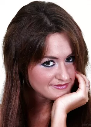 Крупным планом сеанс мастурбации с грудастой брюнеткой Кендрой Стар