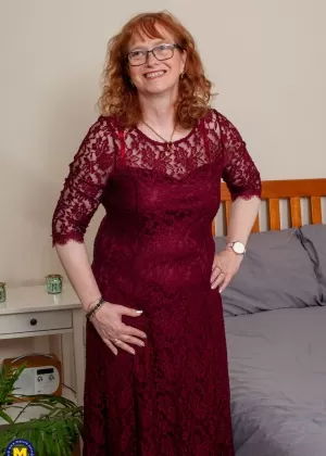 Толстая бабуля Банни Грэм снимает сексуальное нижнее белье и стринги, прежде чем снять нейлоновые чулки