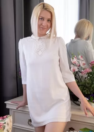 Брюнетка любительница засовывает фаллоимитатор в свою бритую и мокрую киску на диване