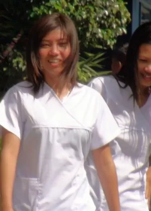 Грудастая блондинка Джессика Дженсен мастурбирует на улице с заплетенными в косички волосами