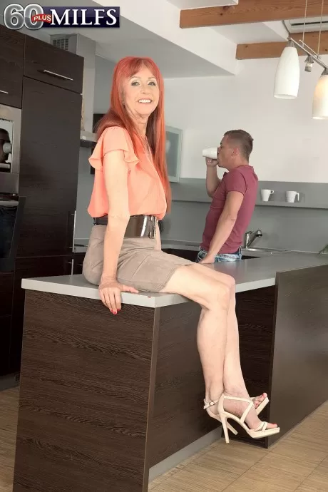 Рыжеволосая Нэн соблазняет своего зятя за чашечкой ко 1