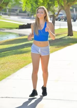 Непослушный подросток выставляет свою голую задницу на публику, прежде чем мастурбировать дома