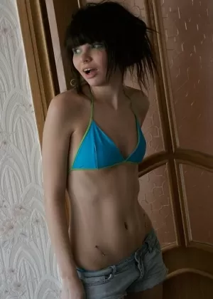 Очаровательная темноволосая девушка Кайра 18 лет снимает джинсовые шорты на пути к обнажению