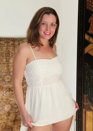 Горячая рыжая зрелая мамочка Салли Джонс моделирует свои маленькие сиськи идеальную попку